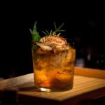 Sommer-Cocktail: Gin an Hibiskusnoten von Vanille geküsst